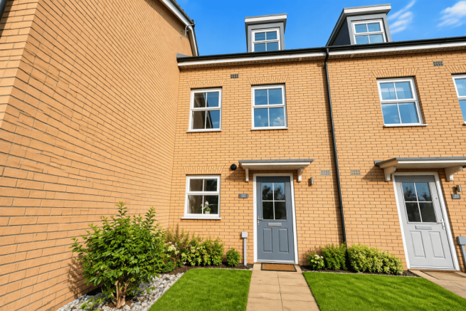3 Bed Townhouse FOR RENT Freshly Decorated