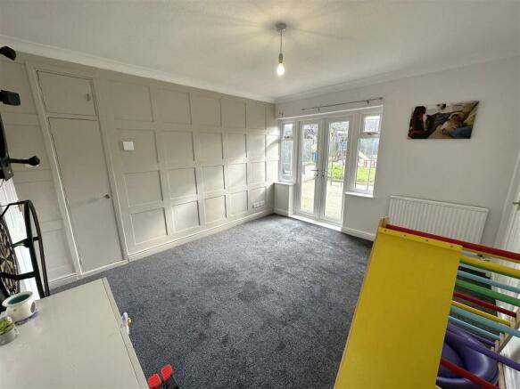 Spacious Dining Room 815