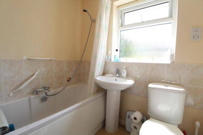 bathroo,