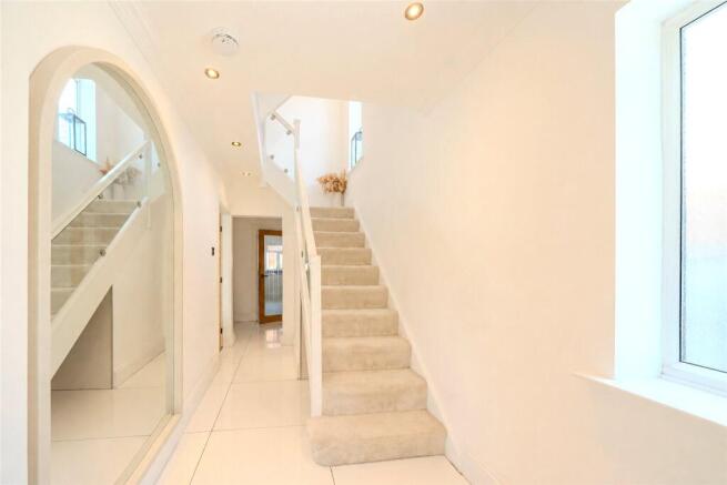 5 bed Semi-Detached for sale Image 11