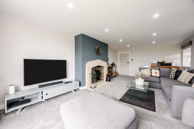 4 bed House for sale Image 6