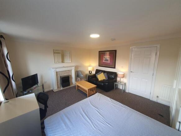 Bedroom 2 5.jpg