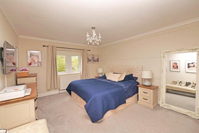 4 bed Semi-Detached for sale Image 9
