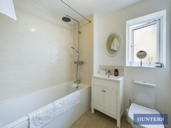 4 bed House to rent Image 11