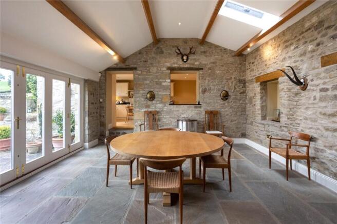5 bed Detached for sale Image 4