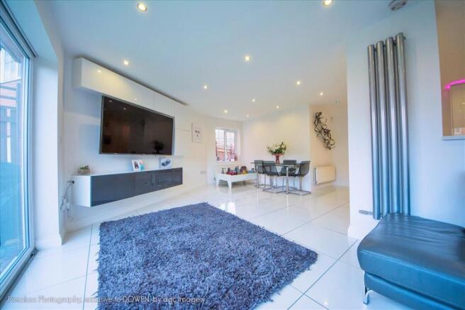 EN-SUITE SHOWER ROOM