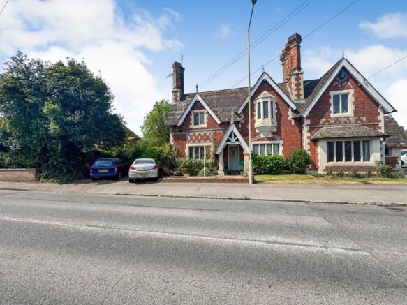 3-bed semi-detached on Tidmarsh, Reading, RG8, £400,000