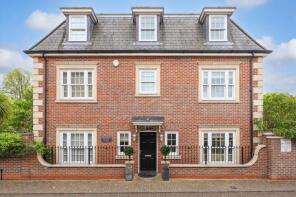 1, Lincoln Grove, Weybridge KT13 8FN
