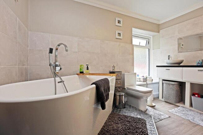 Freestanding bath tu