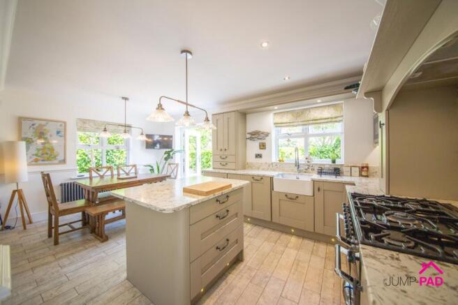 KITCHEN/DINING ROOM