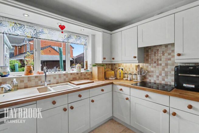 4 bed Detached for sale Image 11