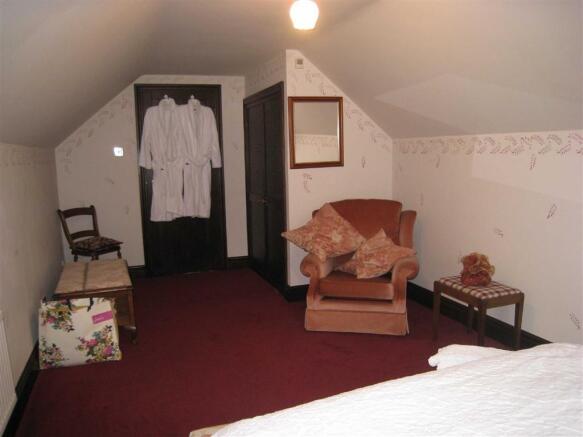FIRST FLOOR LANDING