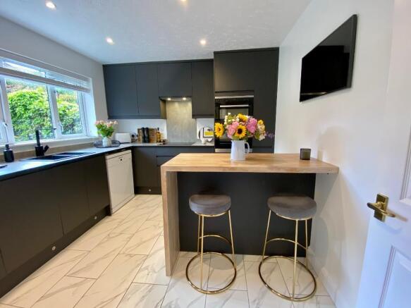 Stunning kitchen with breakfast bar