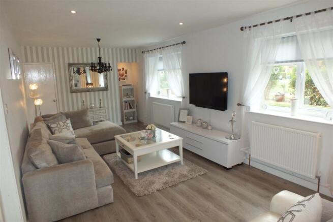 Lounge 1.JPG