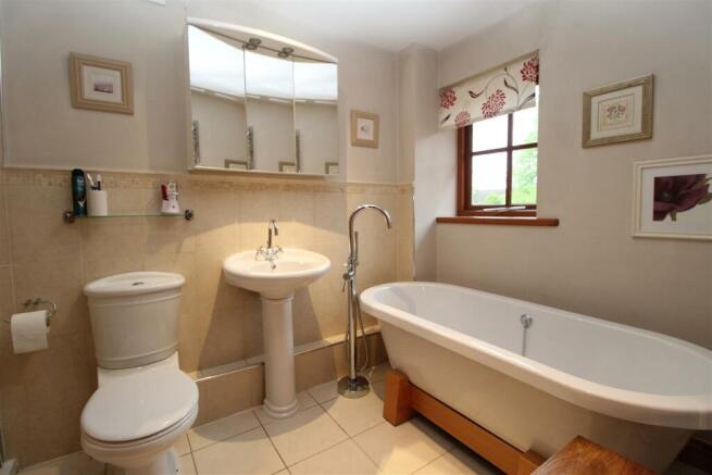 EN-SUITE BATHROOM