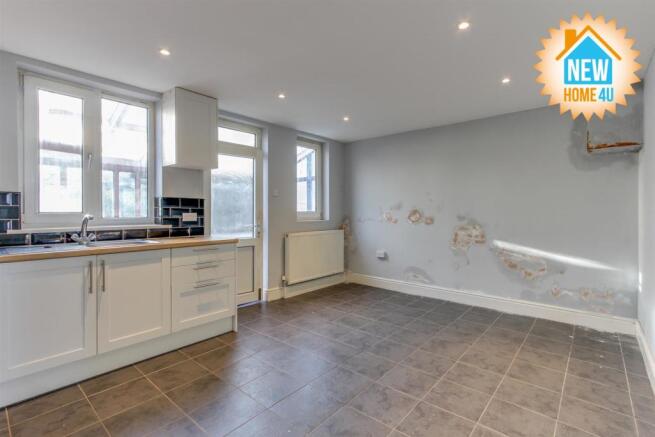 KITCHEN / DINING ROOM: