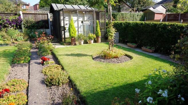 ENCLOSED REAR GARDEN