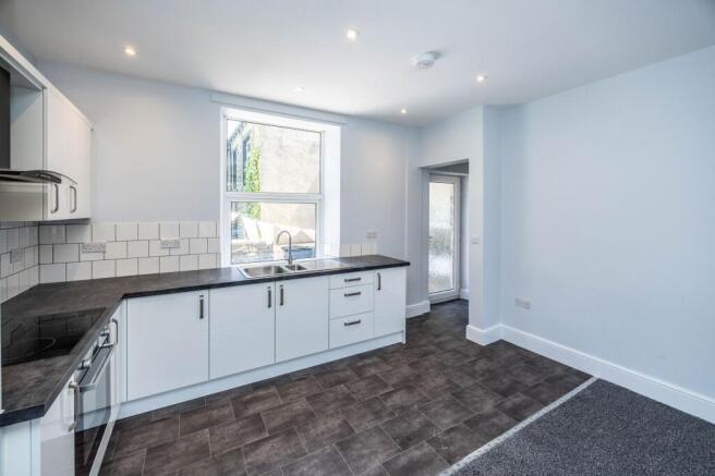 2 bed Terraced to rent Image 5