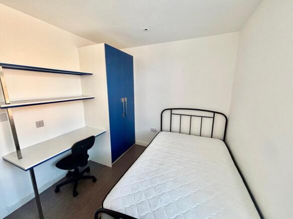 4 bed House to rent Image 9