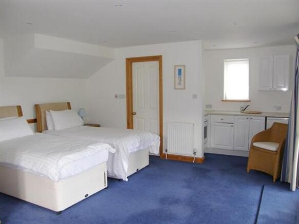 LOUNGE/BEDROOM