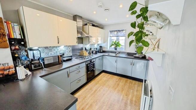 37 Hollybrook Mews kitchen a.jpg