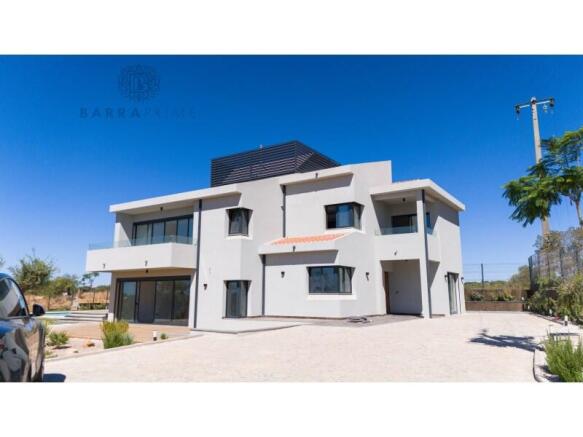 5 + 2 Bedroom Villa in Quarteira