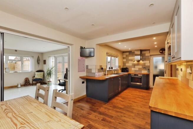 3 bed Semi-Detached for sale Image 6