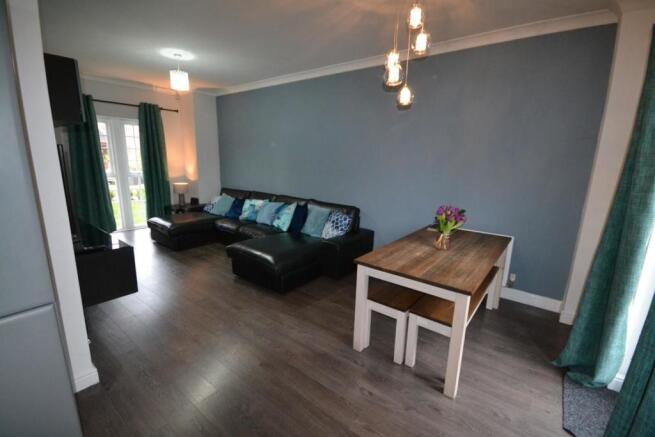 LOUNGE/DINING AREA