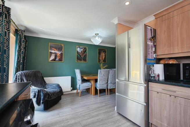 4 bed Semi-Detached for sale Image 5