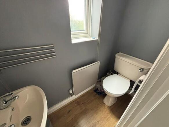 1 Poplar Downstairs toilet.jpg