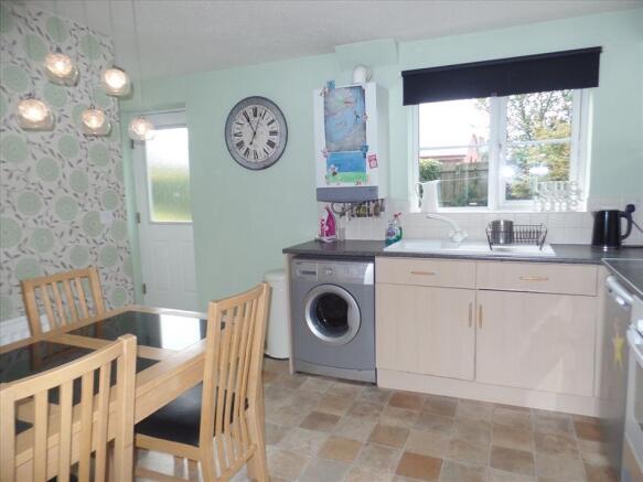 KITCHEN/BREAKFAST AREA