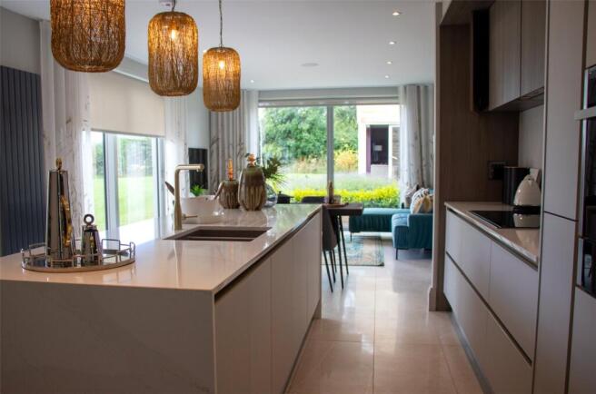 5 bed Detached for sale Image 12