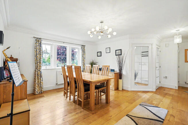 5 bed Detached for sale Image 8