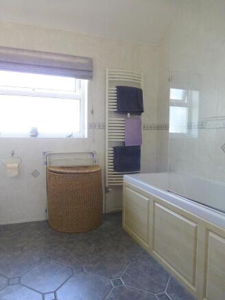 FAMILY BATHROOM