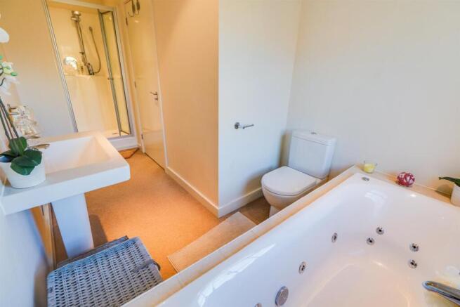 4 bed Town House to rent Image 6