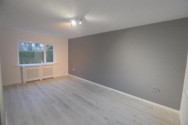 32 Bradwell Road Lounge (2).JPG