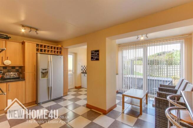 KITCHEN / BREAKFAST ROOM: