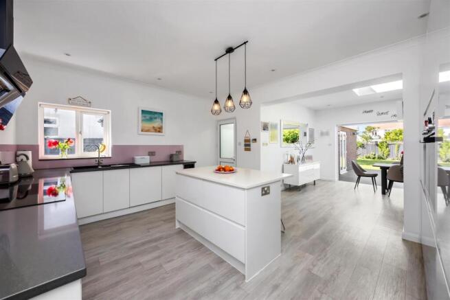 St Lawrence Avenue, 60-014.jpg