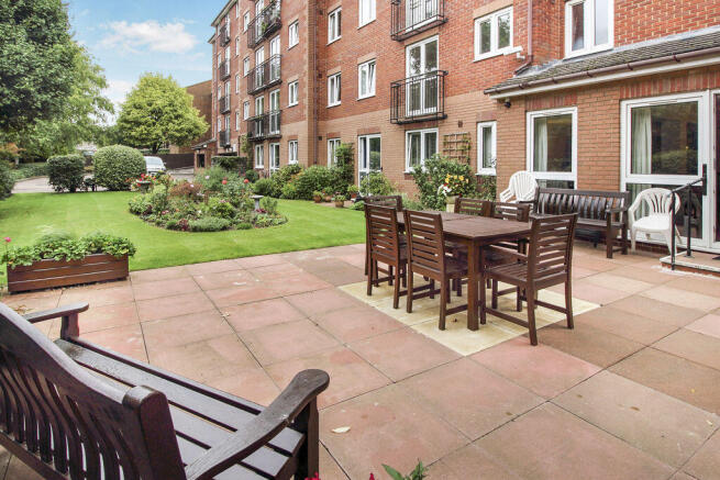 COMMUNAL PATIO & GARDENS
