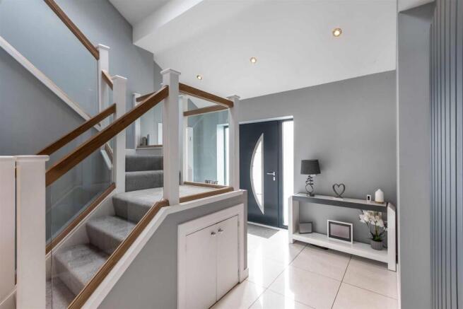 5 bed Detached for sale Image 9