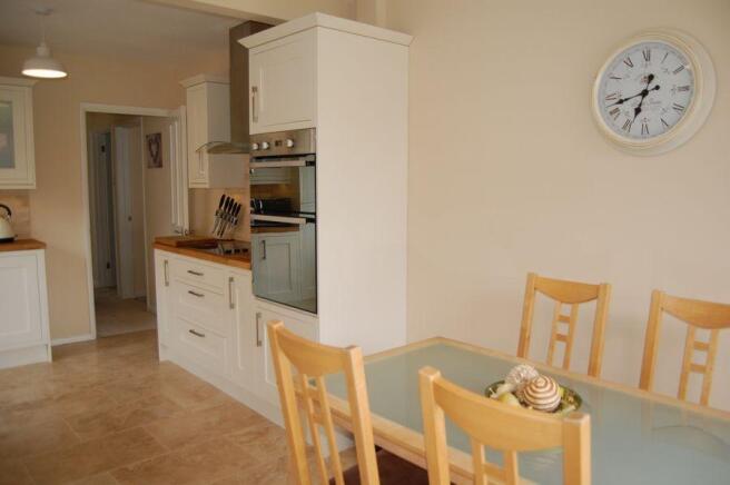 KITCHEN/DINING ROOM