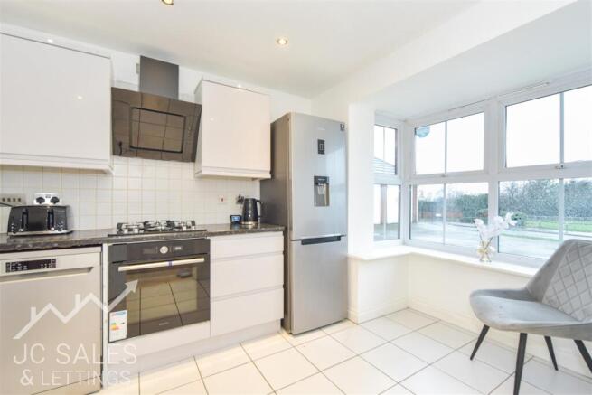4 bed Semi-Detached for sale Image 7