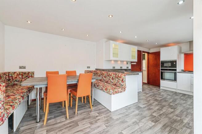 5 bed Detached for sale Image 3