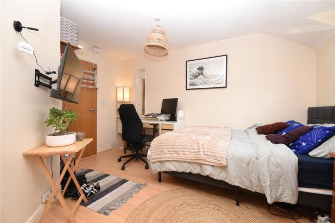 2 bed Apartment to rent Image 6
