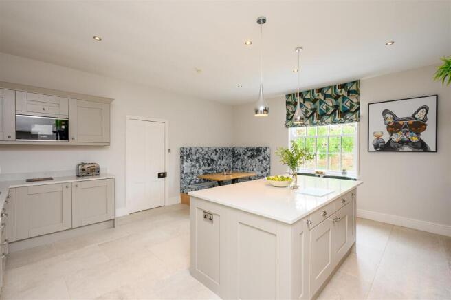 6 bed Detached for sale Image 12