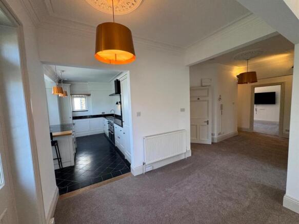 2 bed Apartment to rent Image 11