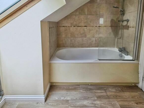 3 bed Apartment to rent Image 12