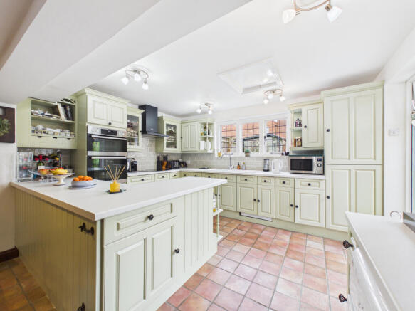 CAM01984G0-PR0564-STILL007