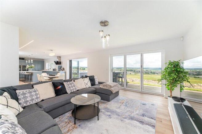 5 bed Detached for sale Image 5