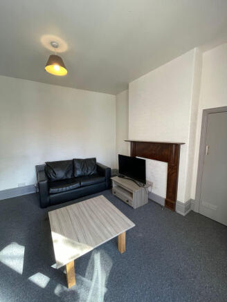 4 bed House to rent Image 9